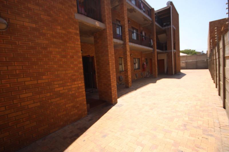 2 Bedroom Property for Sale in Goodwood Central Western Cape